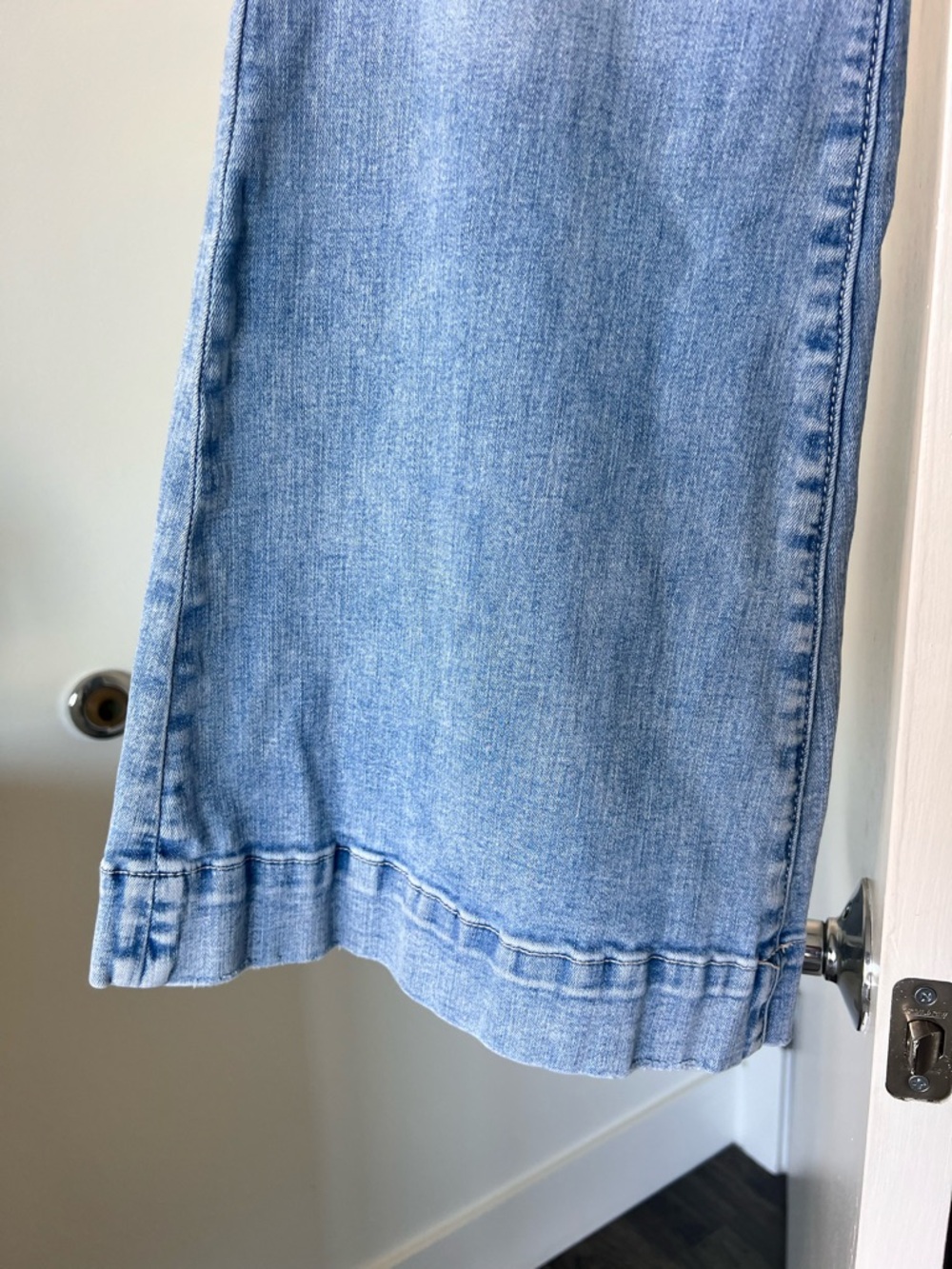 American Eagle Flare Light Wash Jeans- Mid Rise- Size 10 - Picture 2 of 8